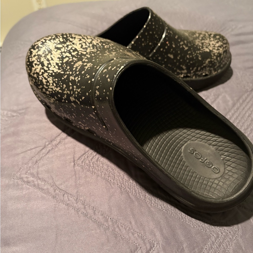 OOFOS Gray Clogs